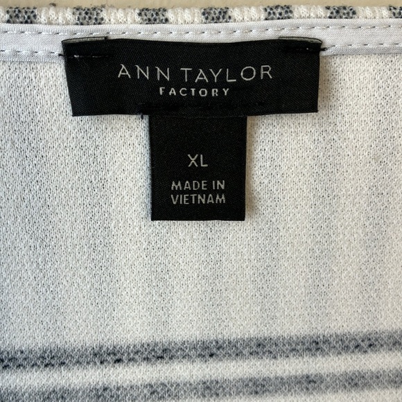 Ann Taylor factory, black and white plaid short sleeve top XL - Picture 3 of 7